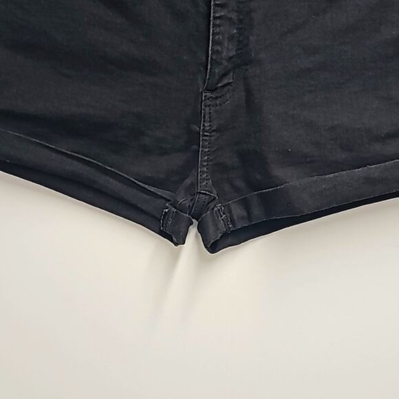 Forever 21 Womens Solid Black Short Shorts Cuffed Hemline 5 Pockets Size 29 - Picture 5 of 8
